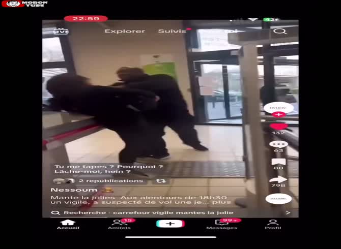 Video :A security officer strikes a customer who is thought to have stolen, causing uproar